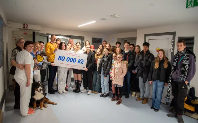Studenti a učitelé olomouckého gymnázia uspořádali sbírku na canisterapii. Vynesla 80 tisíc korun