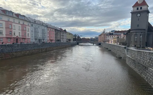 Morava je v Olomouci na prvním stupni a hladina dál stoupá. Město to zvládne, ubezpečují úřady