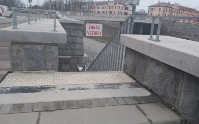 Morava je v Olomouci na prvním stupni a hladina dál stoupá. Město to zvládne, ubezpečují úřady