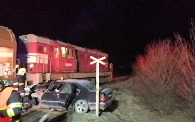 Noční nehoda na přejezdu u Kostelce na Hané: Jeden člověk utrpěl zranění