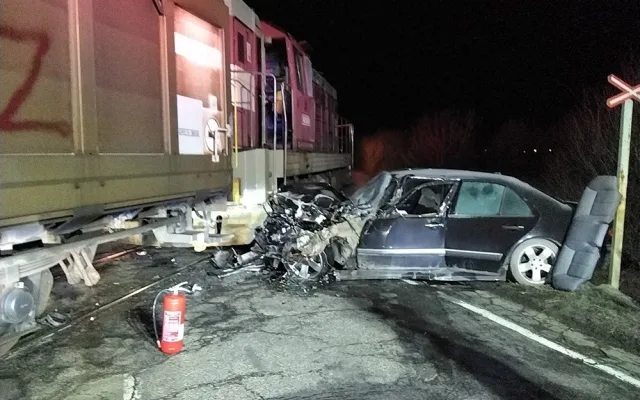 Noční nehoda na přejezdu u Kostelce na Hané: Jeden člověk utrpěl zranění