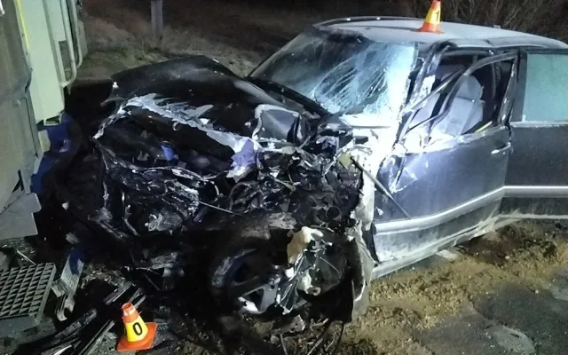 Noční nehoda na přejezdu u Kostelce na Hané: Jeden člověk utrpěl zranění