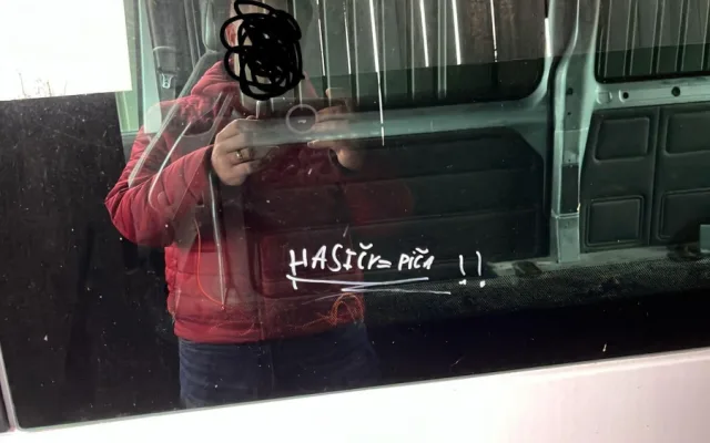 Přiznej se, vyzvali hasiči z Bohuslavic vandala, který jim posprejoval auto. Mají ho na záběrech kamery