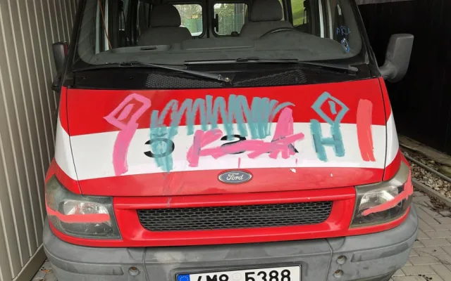 Přiznej se, vyzvali hasiči z Bohuslavic vandala, který jim posprejoval auto. Mají ho na záběrech kamery