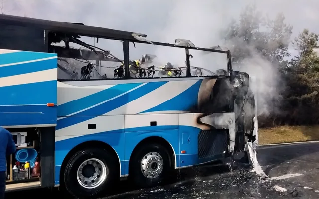 Na dálnici u Olomouce shořel autobus. Hokejisté cestující na zápas z vozu včas unikli