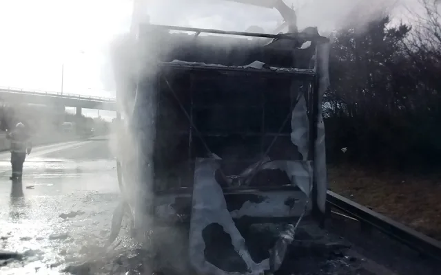 Na dálnici u Olomouce shořel autobus. Hokejisté cestující na zápas z vozu včas unikli