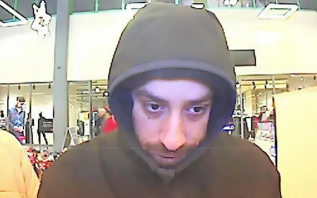 Policie pátrá po dvojici z olomouckého hypermarketu. Vyšetřuje zneužití platební karty