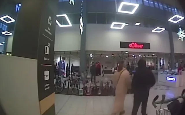 Policie pátrá po dvojici z olomouckého hypermarketu. Vyšetřuje zneužití platební karty