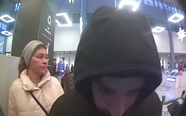 Policie pátrá po dvojici z olomouckého hypermarketu. Vyšetřuje zneužití platební karty