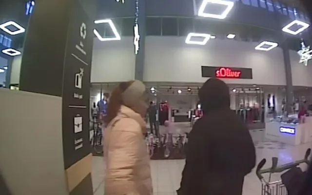 Policie pátrá po dvojici z olomouckého hypermarketu. Vyšetřuje zneužití platební karty