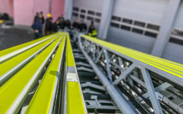 Hasiči a pyrotechnici likvidovali výbušninu na vysokém domě. Unikátní cvičení ověřilo schopnosti záchranářů