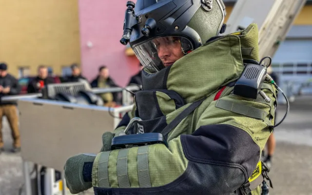Hasiči a pyrotechnici likvidovali výbušninu na vysokém domě. Unikátní cvičení ověřilo schopnosti záchranářů