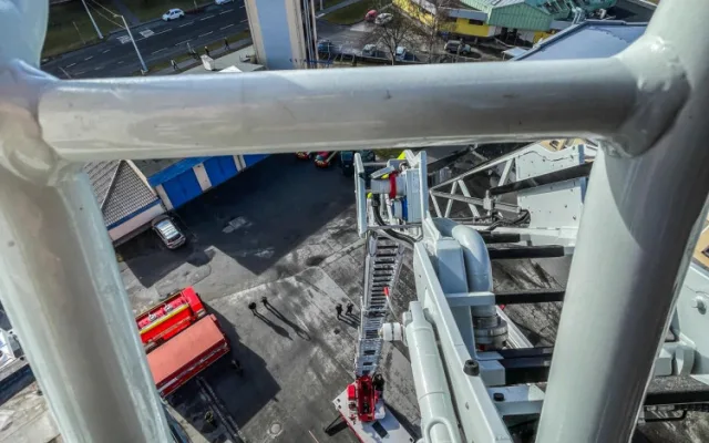 Hasiči a pyrotechnici likvidovali výbušninu na vysokém domě. Unikátní cvičení ověřilo schopnosti záchranářů