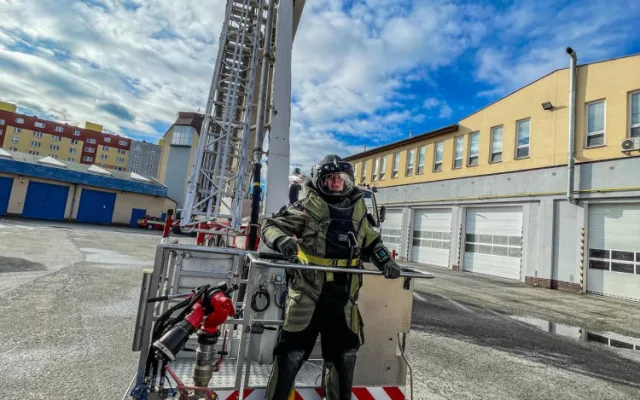 Hasiči a pyrotechnici likvidovali výbušninu na vysokém domě. Unikátní cvičení ověřilo schopnosti záchranářů