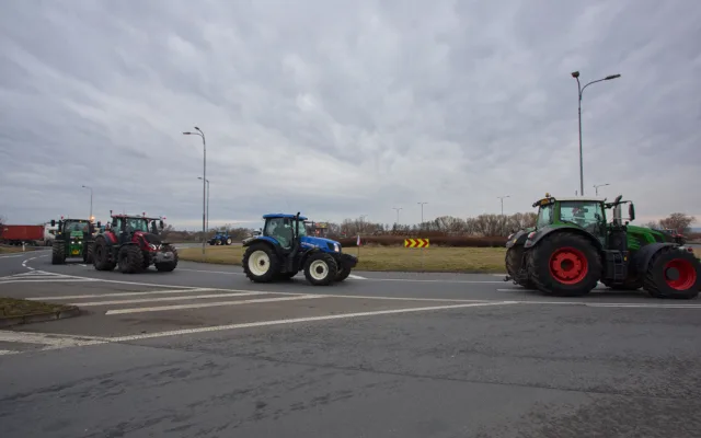 FOTO A VIDEO: Potlesk i kolaps dopravy. Stovky traktorů na protest projely Olomoucí