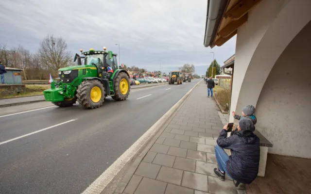 FOTO A VIDEO: Potlesk i kolaps dopravy. Stovky traktorů na protest projely Olomoucí