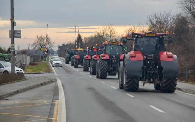 FOTO A VIDEO: Potlesk i kolaps dopravy. Stovky traktorů na protest projely Olomoucí