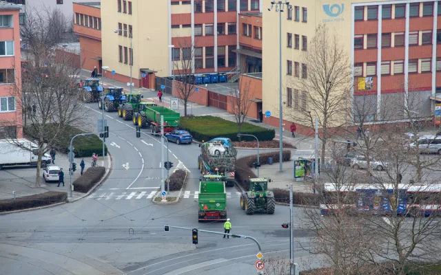 FOTO A VIDEO: Potlesk i kolaps dopravy. Stovky traktorů na protest projely Olomoucí