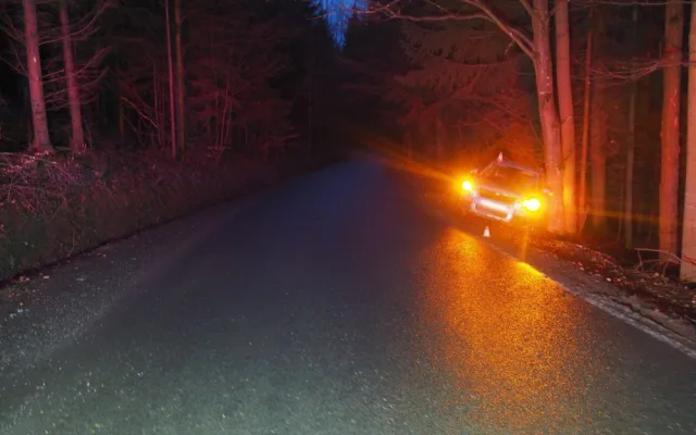 Špatně zabržděné auto přejelo u Šumperka silnici a narazilo od stromu. Naštěstí tudy nikdo nejel