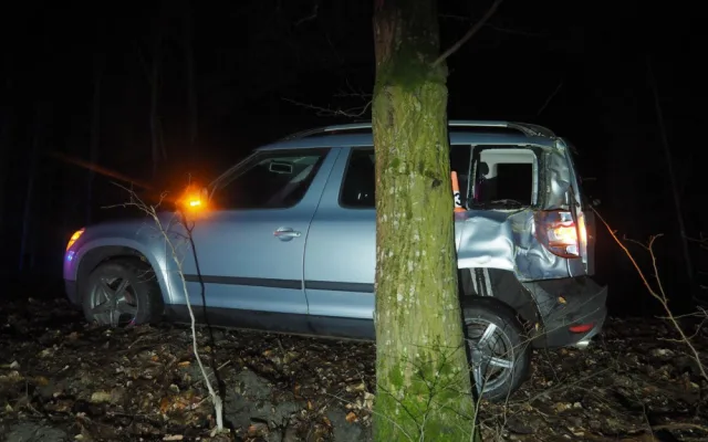 Špatně zabržděné auto přejelo u Šumperka silnici a narazilo od stromu. Naštěstí tudy nikdo nejel
