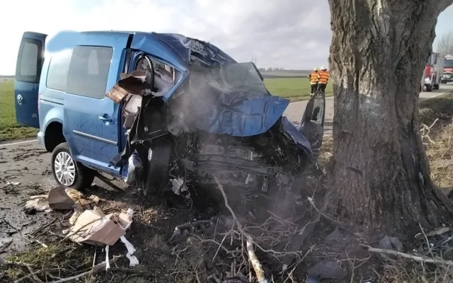 Při nehodě u Olšan na Prostějovsku dnes dopoledne zemřel třiačtyřicetiletý řidič. S autem narazil do stromu