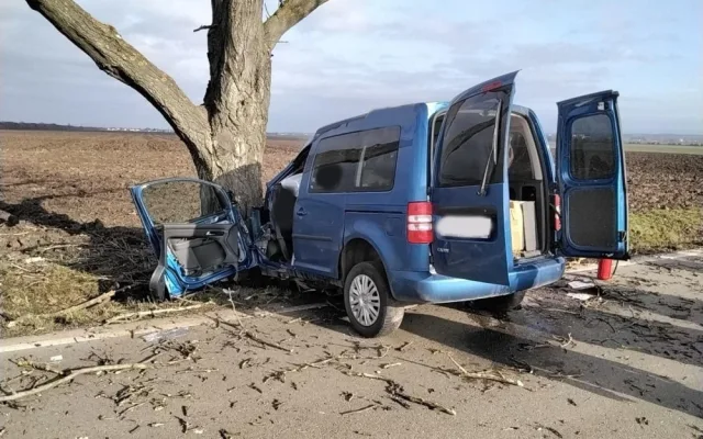 Při nehodě u Olšan na Prostějovsku dnes dopoledne zemřel třiačtyřicetiletý řidič. S autem narazil do stromu