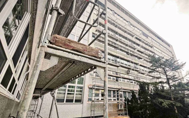 Batman zmizel za izolací. Olomoucká nemocnice modernizuje dětskou kliniku i ubytovny