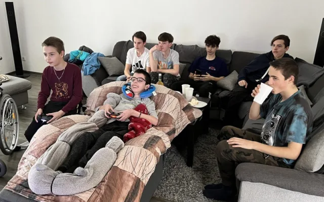 Martin ze Šumperka bojuje s neznámou nemocí. Už přestal úplně chodit, pomohl by mu elektrický vozík