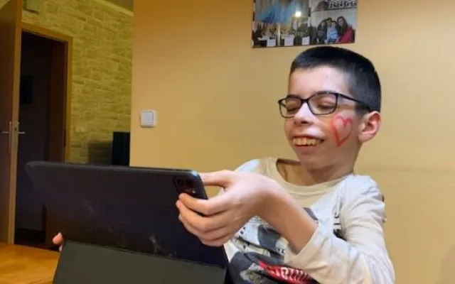 Martin ze Šumperka bojuje s neznámou nemocí. Už přestal úplně chodit, pomohl by mu elektrický vozík