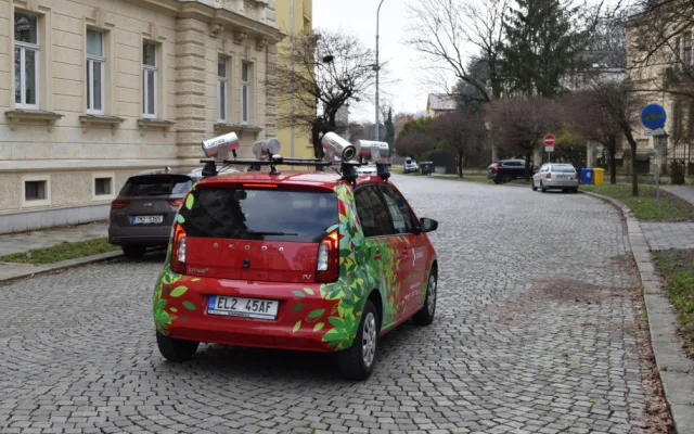 Skenovací elektromobil hlídá platby za parkování v Olomouci. Za první měsíc odhalil stovky přestupků