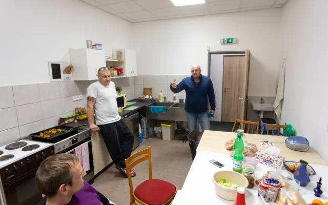 Předseda spolku Druhá míle Milan Vašek hovoří s propuštěnými vězni