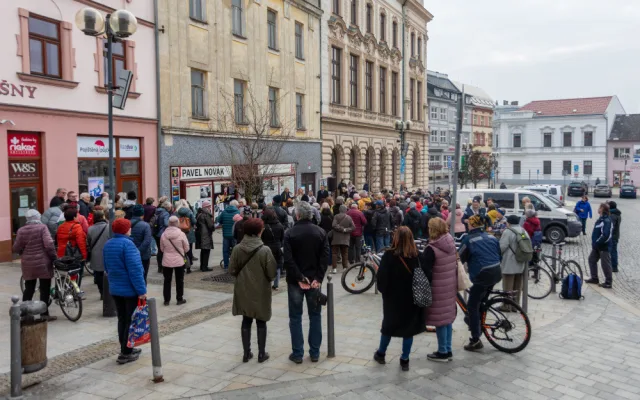 Přerov dnes odhalil lavičku zpěváka Pavla Nováka. Hudební ikona by se dožila osmdesáti let