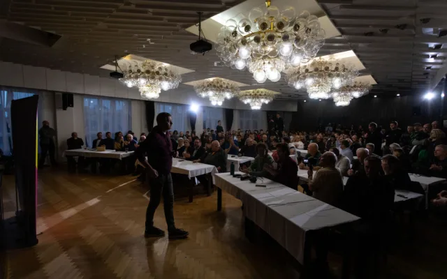 VIDEO: Sociální dávky, protiletecké kryty i kritika Babiše. Ministr Rakušan debatoval s Přerovany