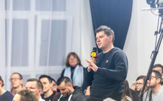 VIDEO: Sociální dávky, protiletecké kryty i kritika Babiše. Ministr Rakušan debatoval s Přerovany
