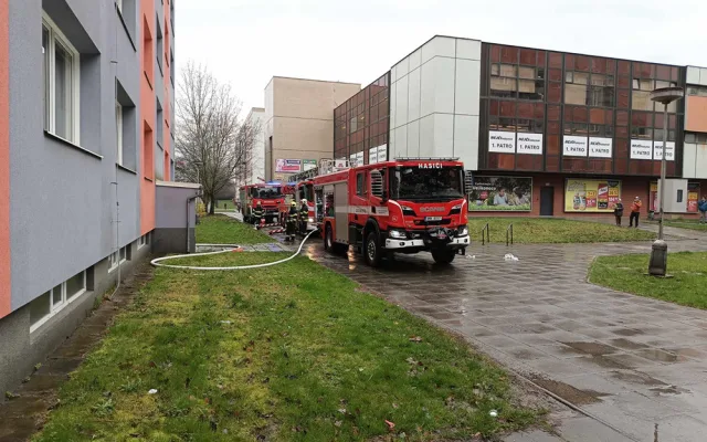 V Olomouci hořel byt v paneláku u Timpa. Tři lidé utrpěli zranění