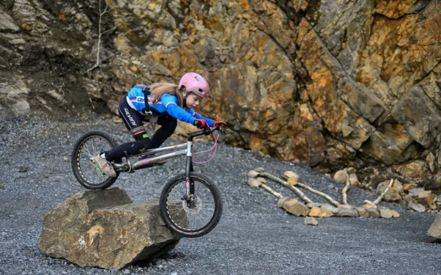 Po skateparku a bikrosové dráze má nyní Zábřeh také areál pro biketrial. Město podporuje mládež
