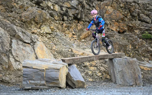 Po skateparku a bikrosové dráze má nyní Zábřeh také areál pro biketrial. Město podporuje mládež