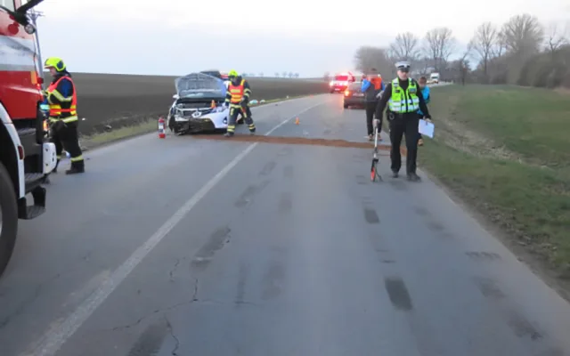 Mladá motorkářka spadla před projíždějící auto. Na Prostějovsko vzlétl záchranářský vrtulník