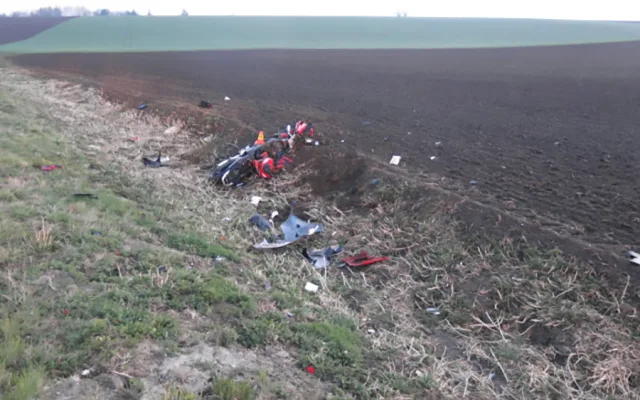 Mladá motorkářka spadla před projíždějící auto. Na Prostějovsko vzlétl záchranářský vrtulník