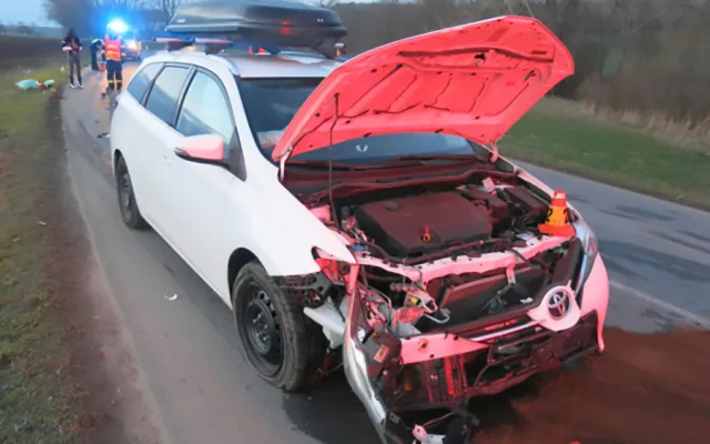 Mladá motorkářka spadla před projíždějící auto. Na Prostějovsko vzlétl záchranářský vrtulník