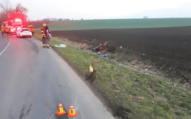 Mladá motorkářka spadla před projíždějící auto. Na Prostějovsko vzlétl záchranářský vrtulník