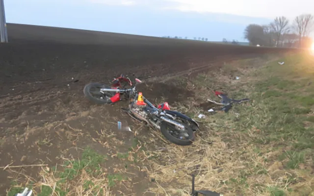 Mladá motorkářka spadla před projíždějící auto. Na Prostějovsko vzlétl záchranářský vrtulník