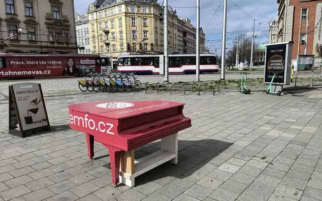 Po opravě se s novou podpěrou mohlo piano vrátit zpět na původní místo