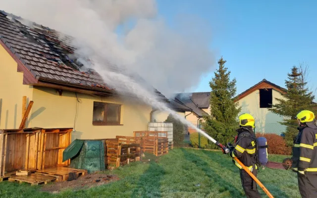 V Radslavicích hořela čalounická dílna a garáž. Škoda přesáhne milion korun