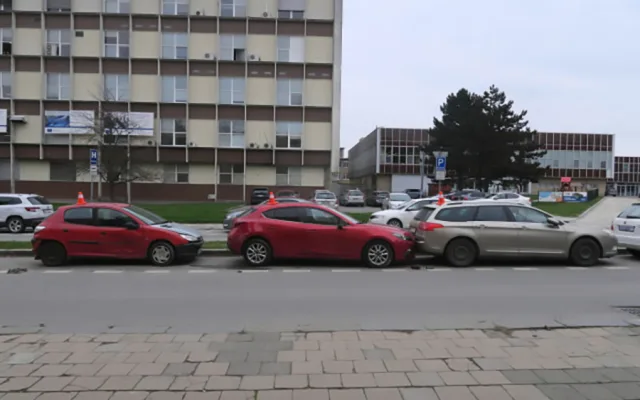 Opilý šofér naboural v Přerově čtyři auta, s poničenou škodovkou skončil na chodníku