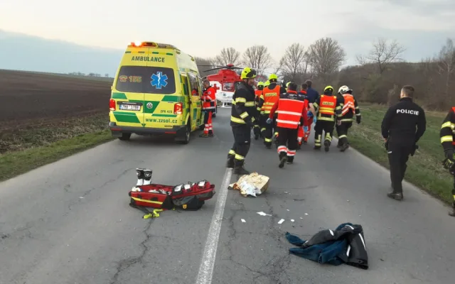 Mobil hlásí nehody. V Kapli se srazily dvě osobní auta, u Němčic nad Hanou havarovala motorkářka