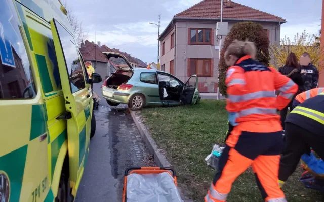 Mobil hlásí nehody. V Kapli se srazily dvě osobní auta, u Němčic nad Hanou havarovala motorkářka