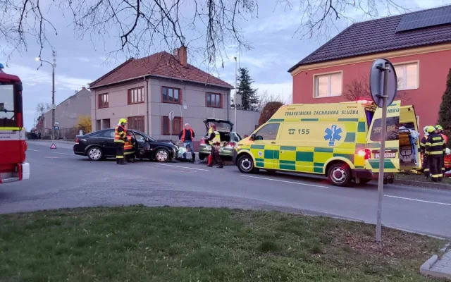 Mobil hlásí nehody. V Kapli se srazily dvě osobní auta, u Němčic nad Hanou havarovala motorkářka