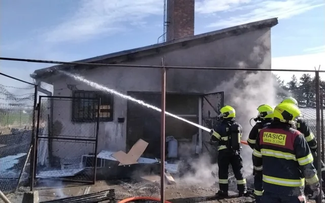 Při pálení dřevěného pařeniště v Přerově vítr rozfoukal plemeny na zahradní domek. Shořela celá střecha