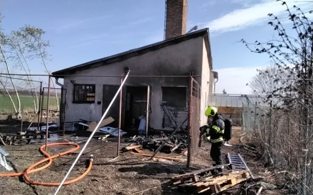 Při pálení dřevěného pařeniště v Přerově vítr rozfoukal plemeny na zahradní domek. Shořela celá střecha